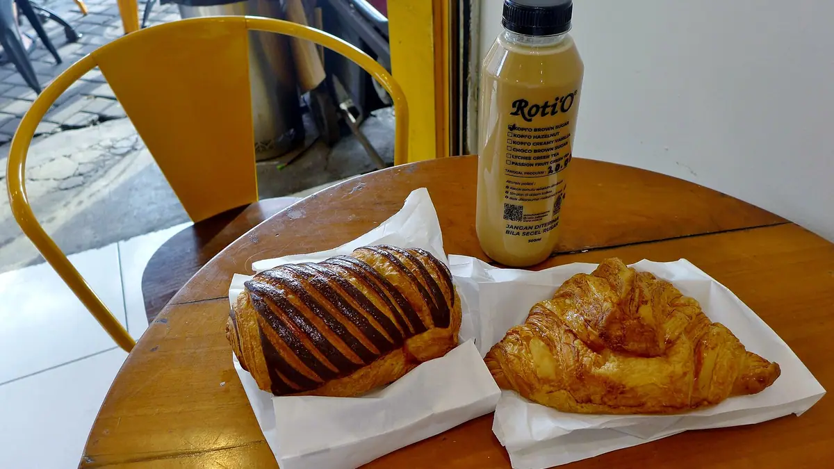 Doughnut Shop bakes